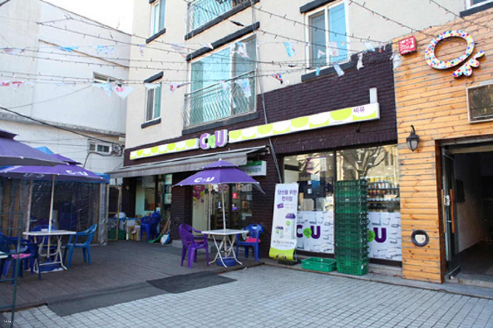 Discover the charm of Seoul as you visit iconic spots from The Heirs. Enjoy picturesque settings and unique experiences while exploring the drama's unforgettable filming locations with a knowledgeable Japanese guide.